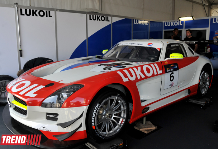 В Баку стартовал парад гоночных машин, участвующих в City Challenge (Фото)